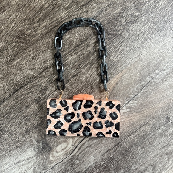 Tuckernuck Handbags - NWOT TUCKERNUCK Pink Leopard Clutch / Shoulder Bag